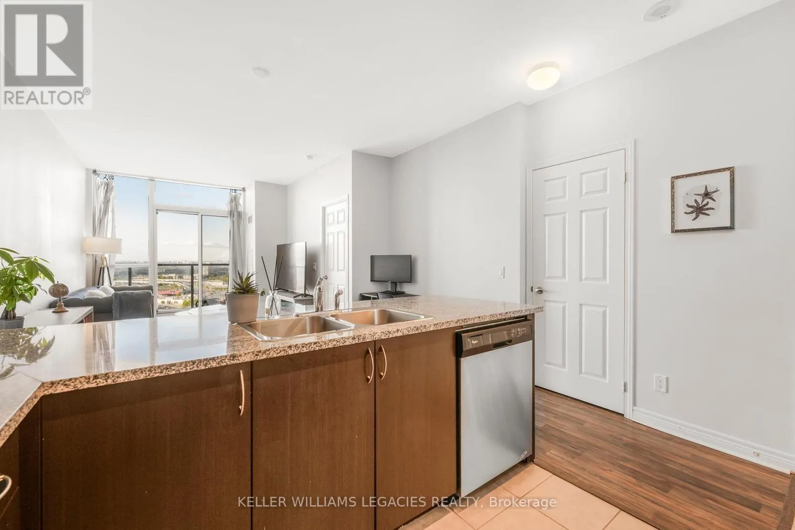 PH18 - 339 RATHBURN ROAD W