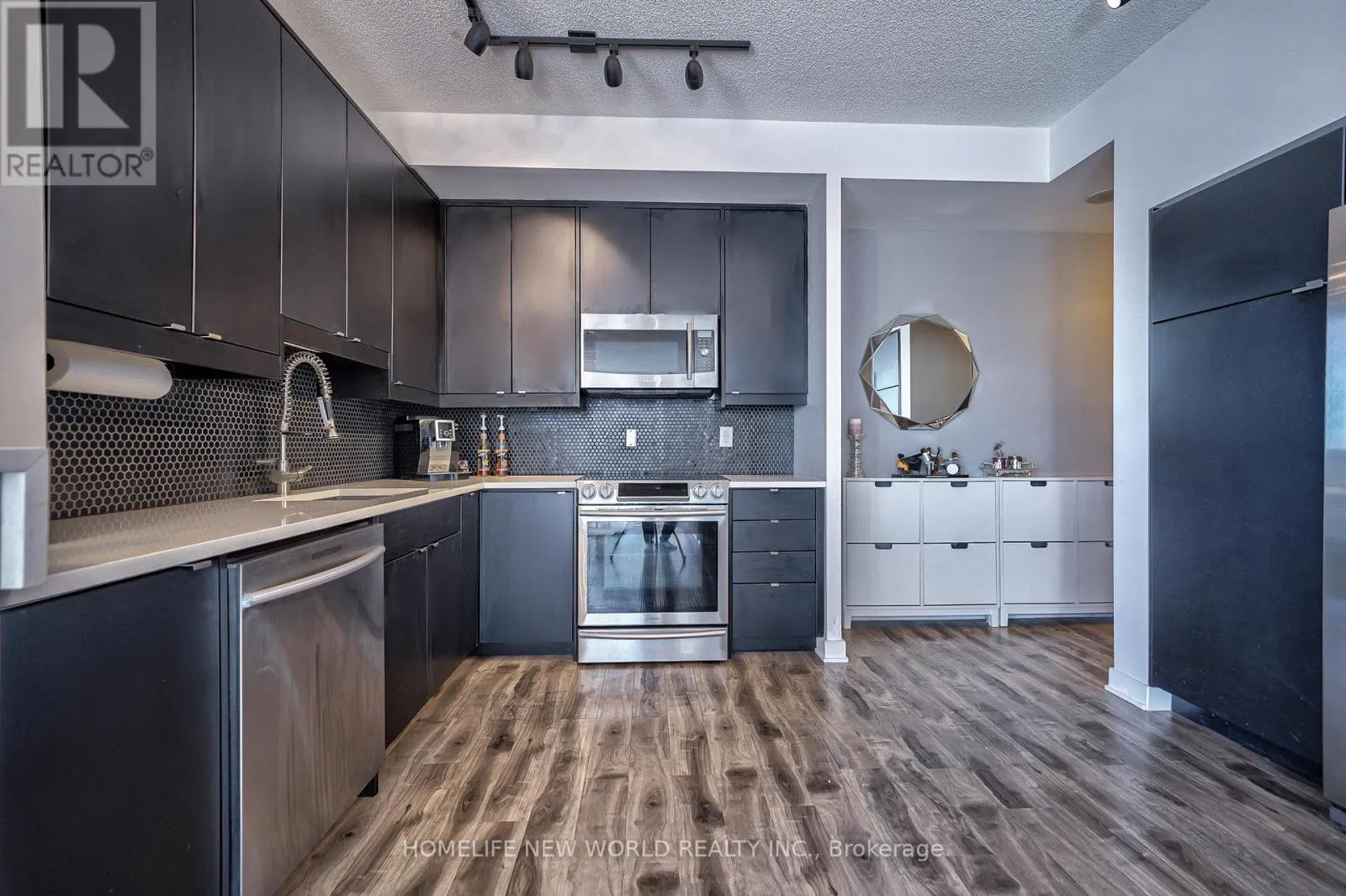 2402 - 4070 CONFEDERATION PARKWAY