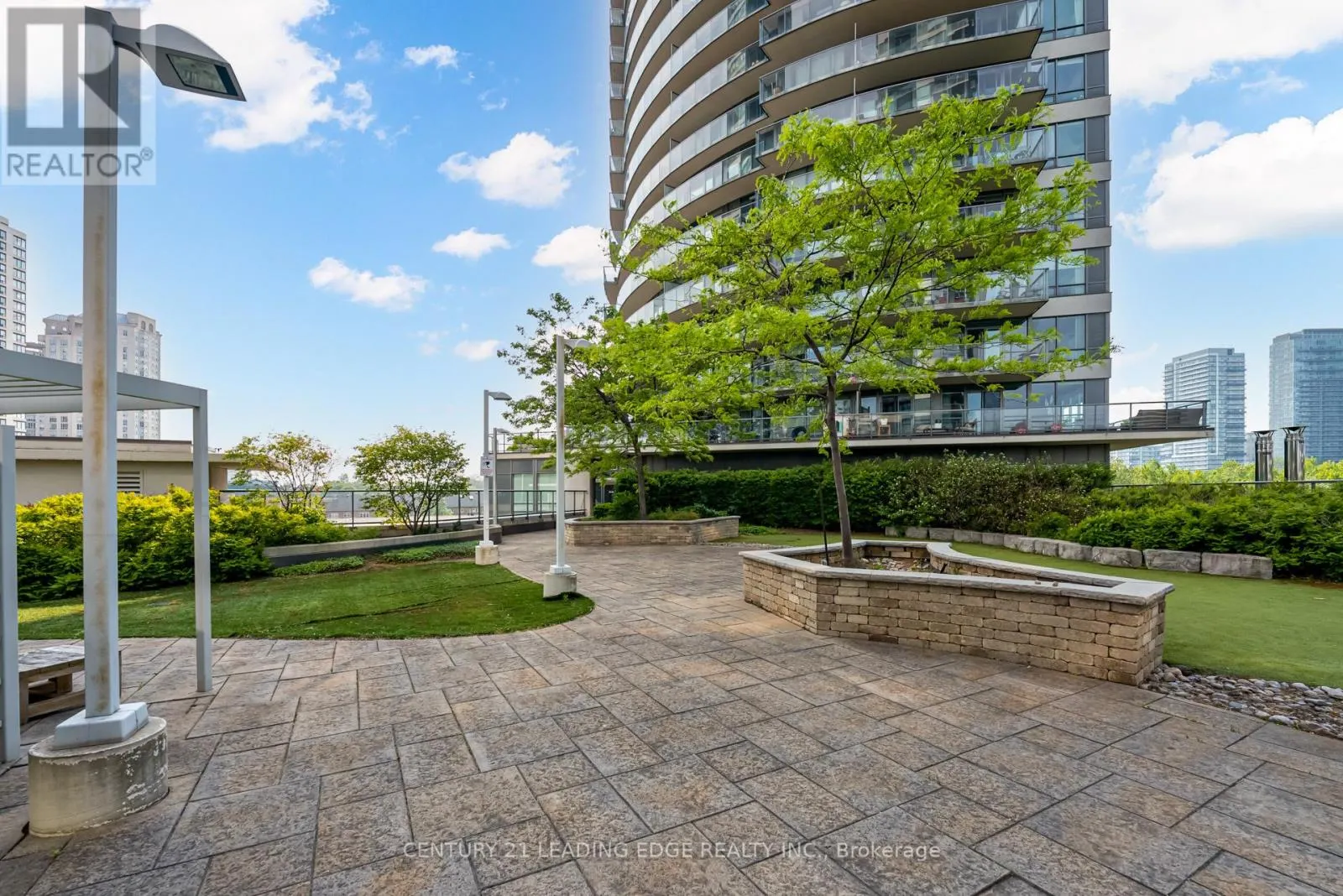 601 - 2240 LAKE SHORE BOULEVARD W