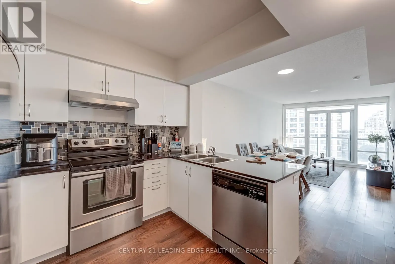 601 - 2240 LAKE SHORE BOULEVARD W