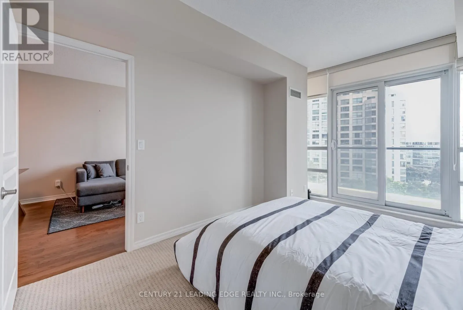601 - 2240 LAKE SHORE BOULEVARD W