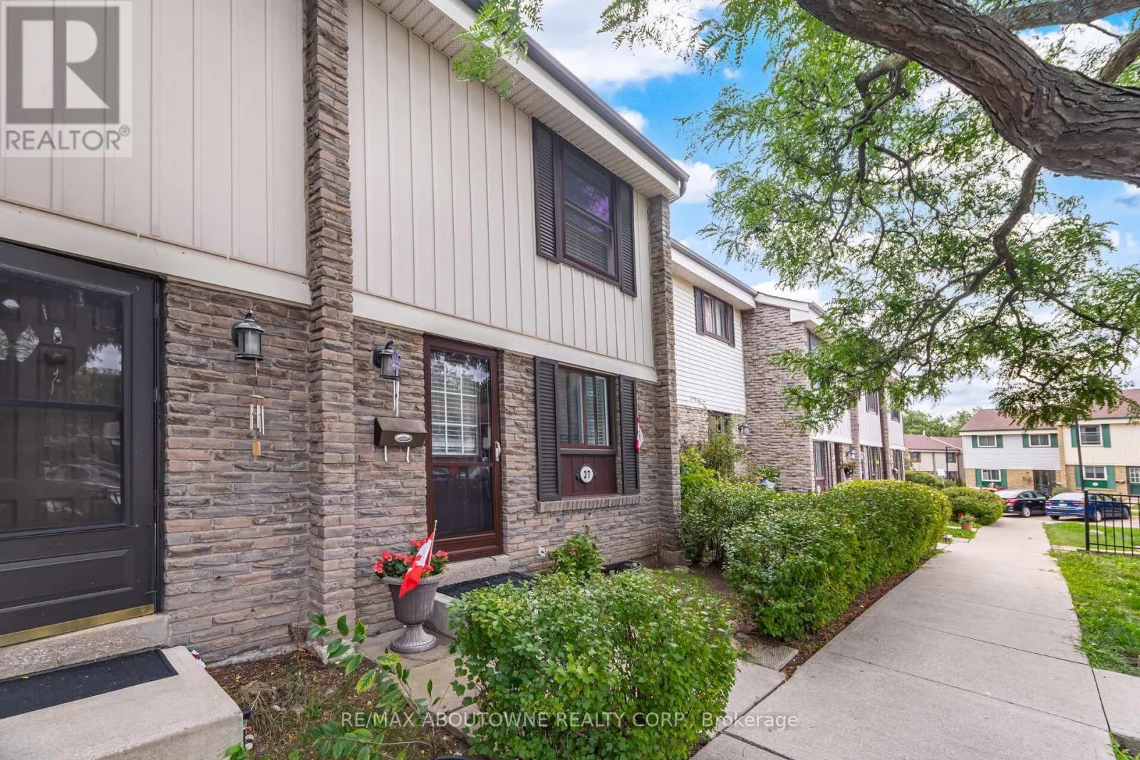 27 - 2779 GANANOQUE DRIVE