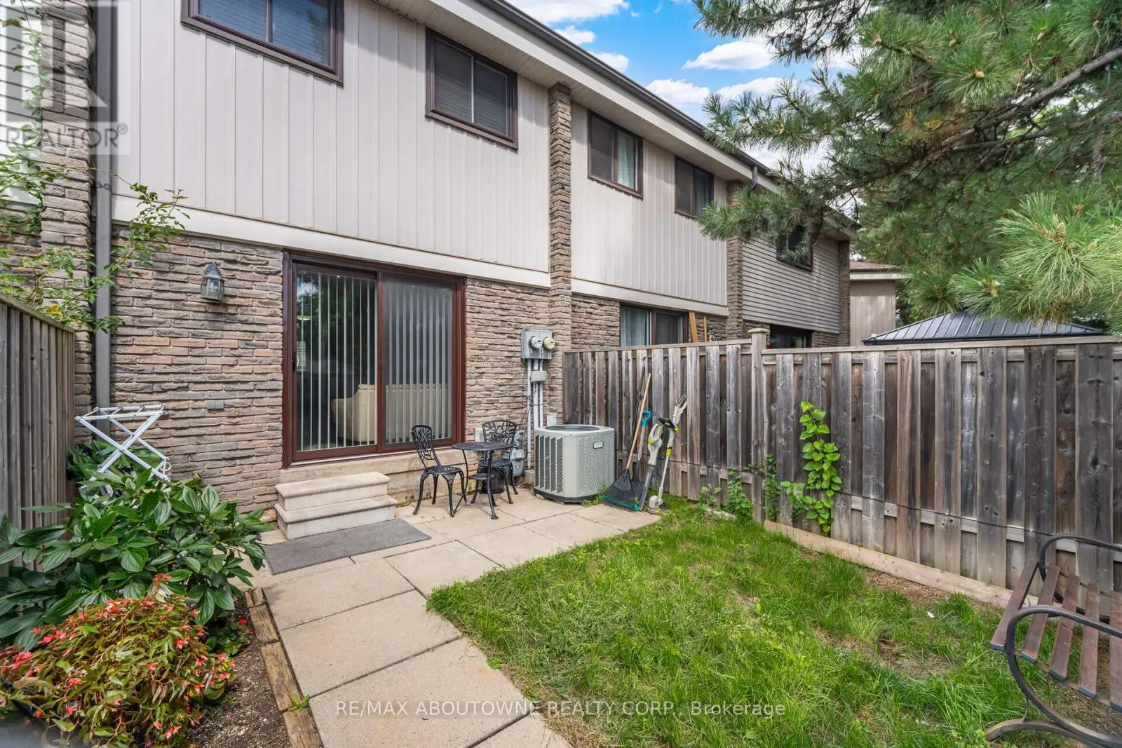 27 - 2779 GANANOQUE DRIVE