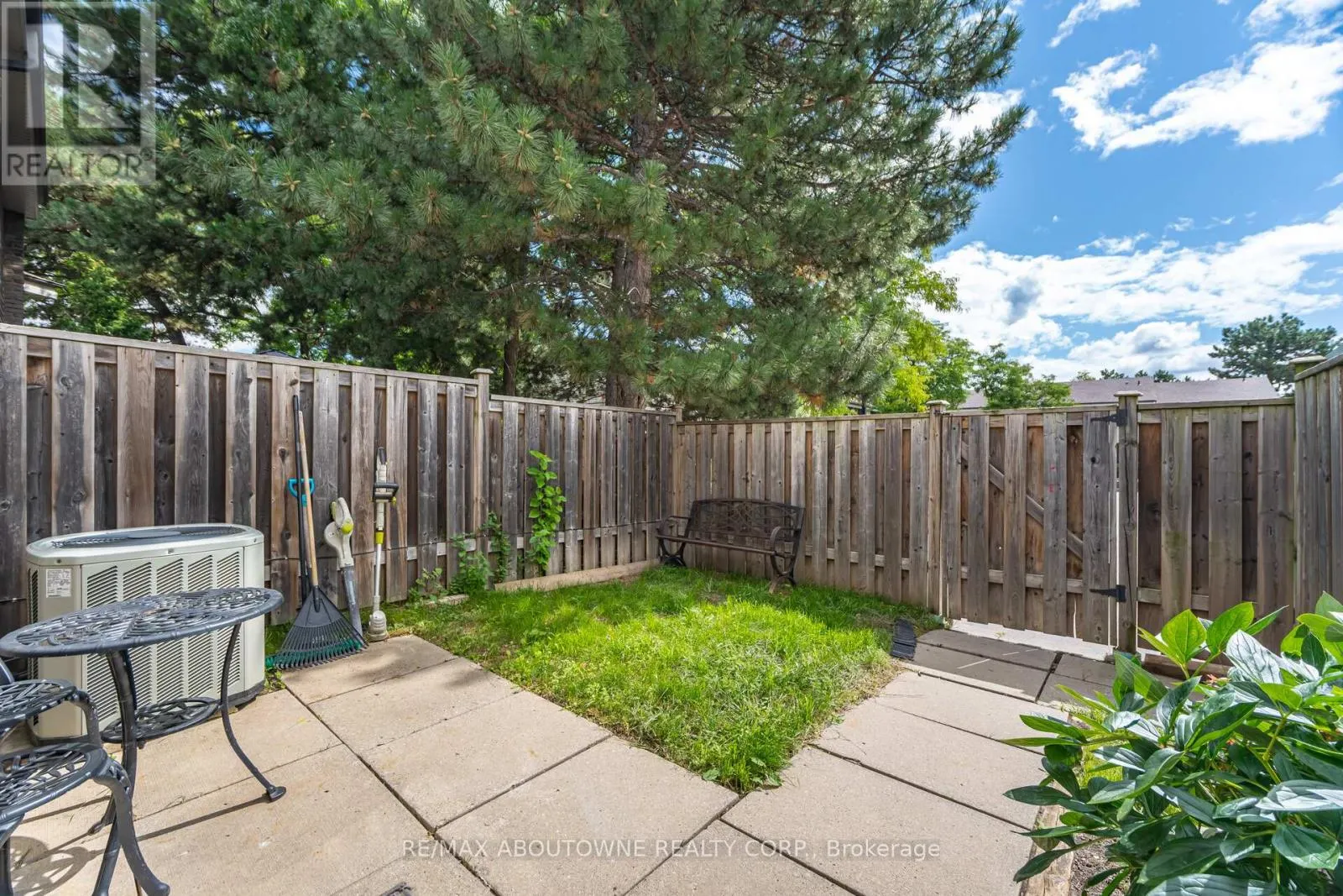 27 - 2779 GANANOQUE DRIVE