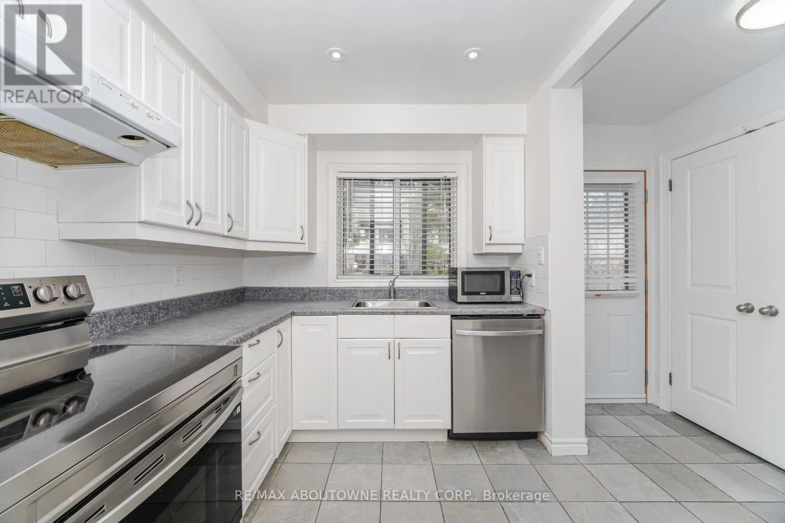 27 - 2779 GANANOQUE DRIVE