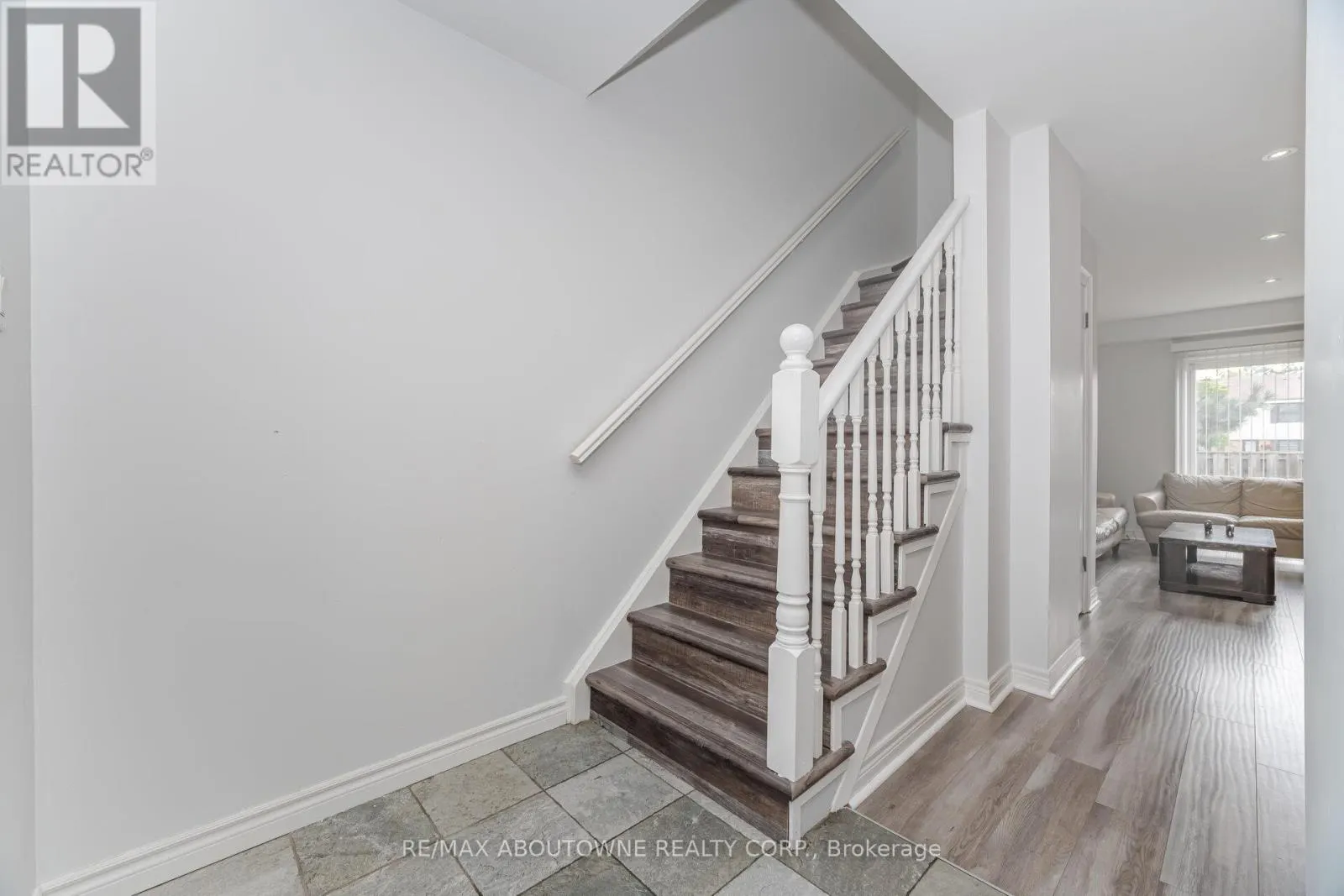 27 - 2779 GANANOQUE DRIVE