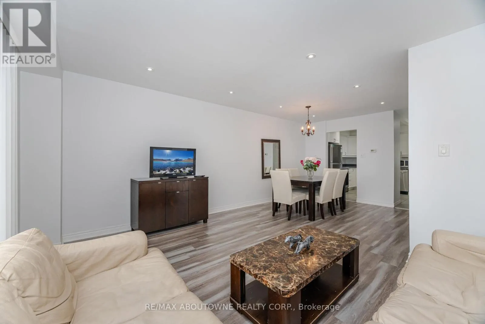 27 - 2779 GANANOQUE DRIVE
