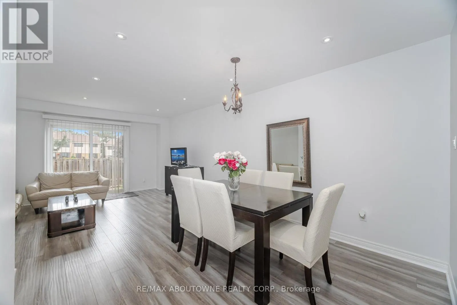 27 - 2779 GANANOQUE DRIVE