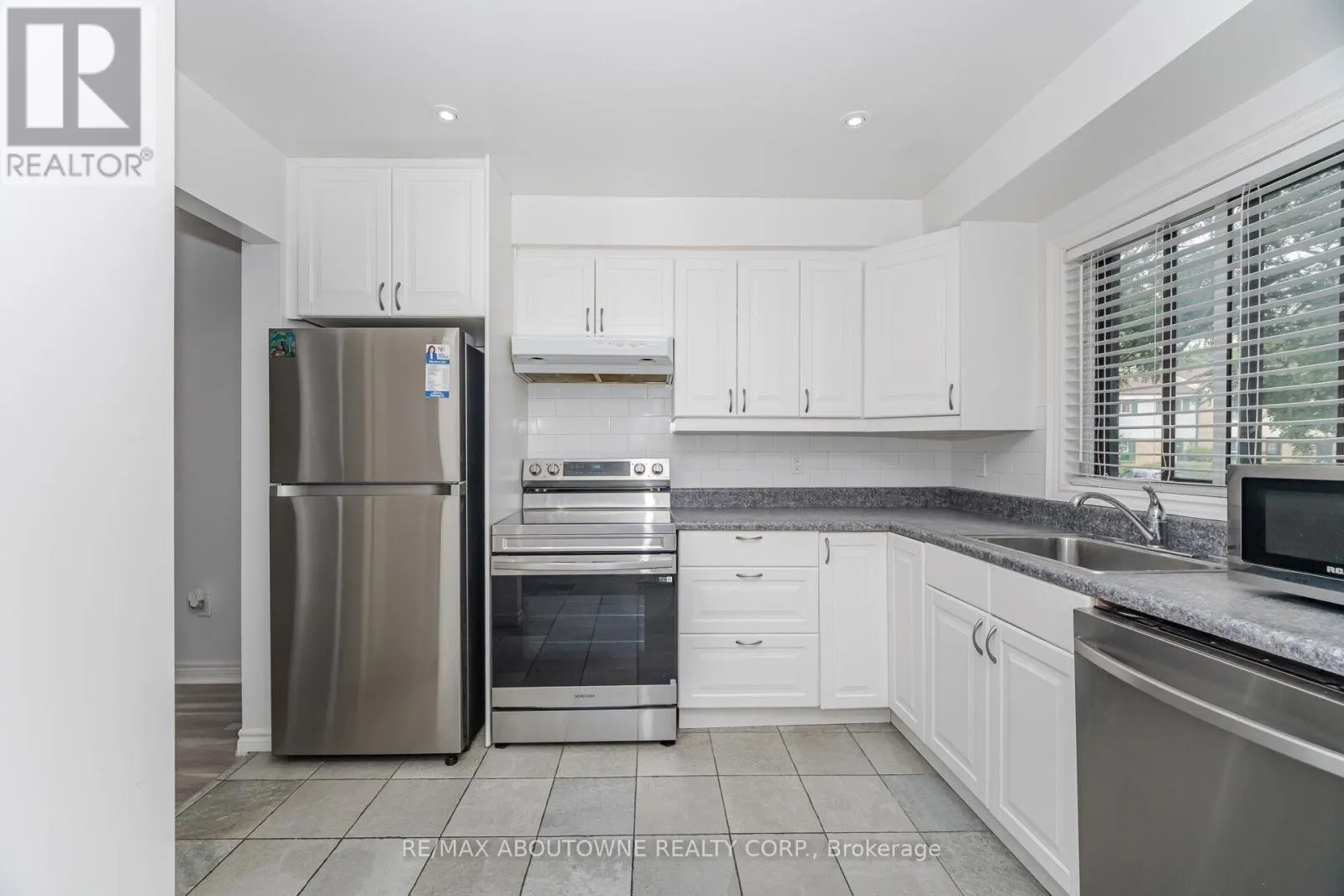 27 - 2779 GANANOQUE DRIVE