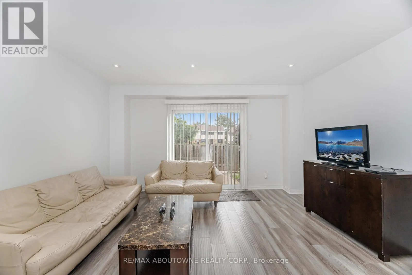 27 - 2779 GANANOQUE DRIVE