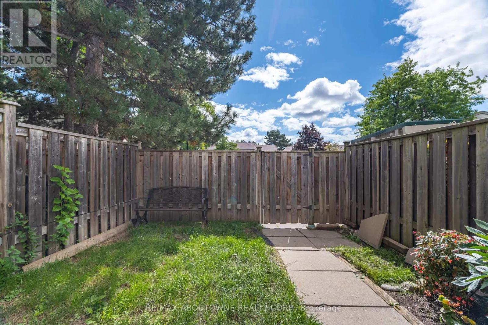 27 - 2779 GANANOQUE DRIVE