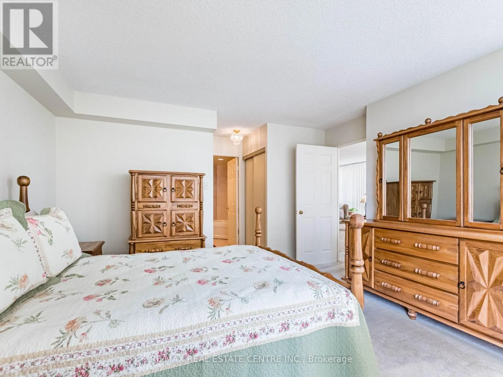 1404 - 55 ELM DRIVE W