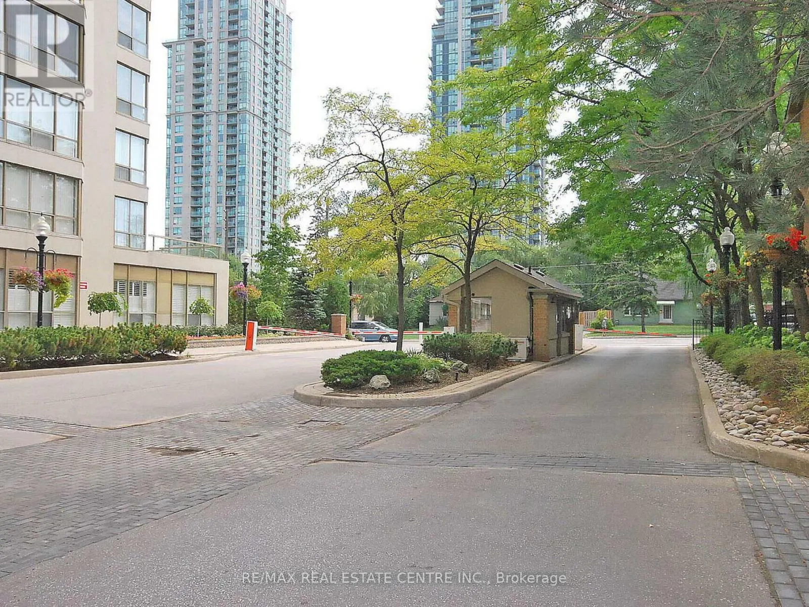1404 - 55 ELM DRIVE W