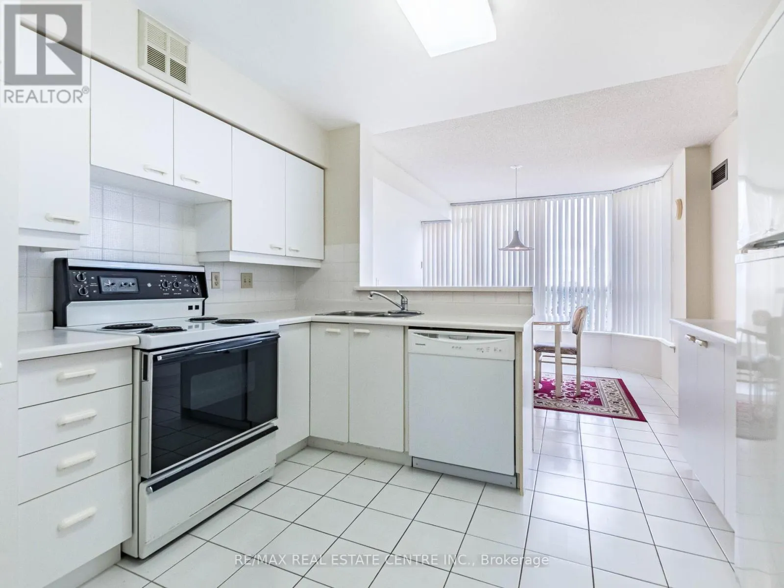 1404 - 55 ELM DRIVE W