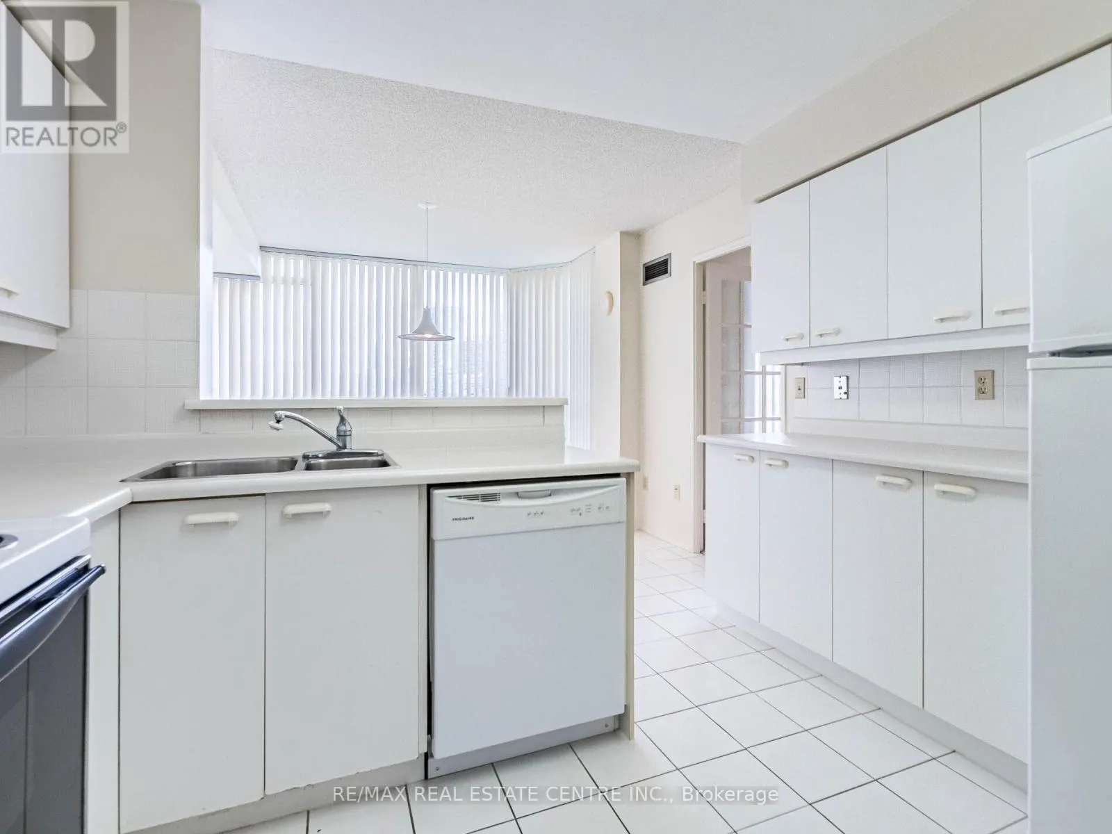 1404 - 55 ELM DRIVE W