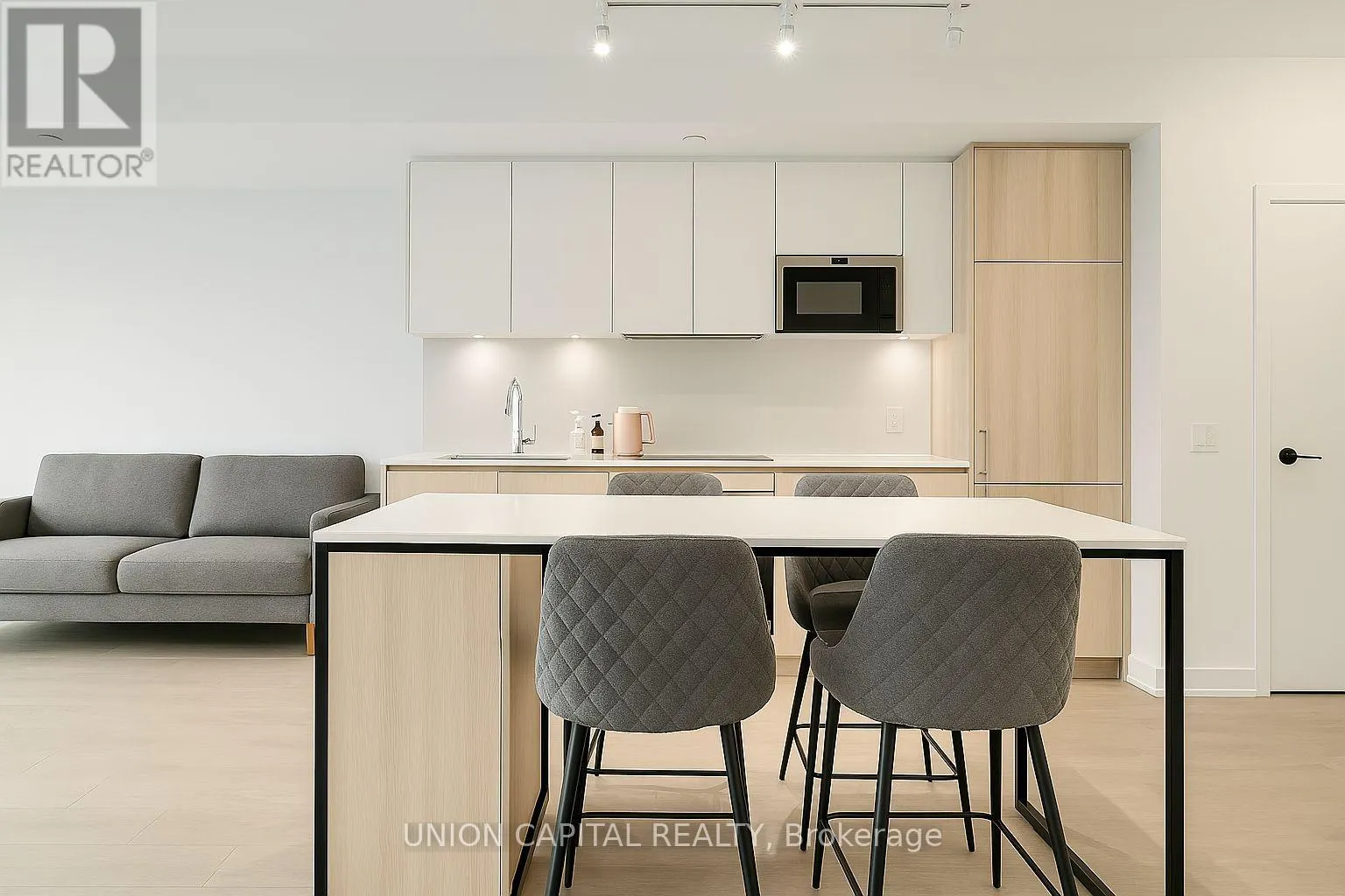 530 - 215 LAKESHORE ROAD W