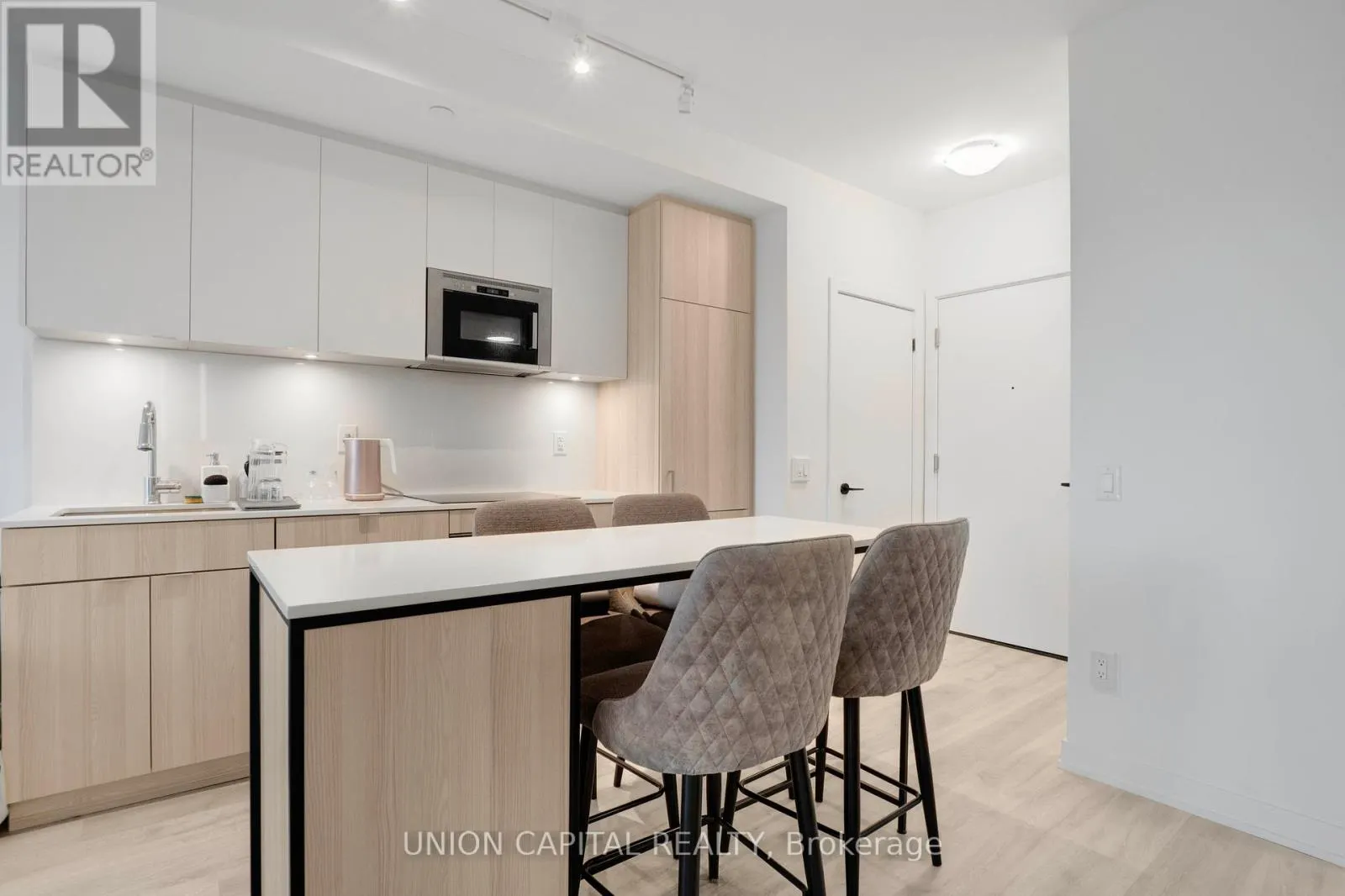 530 - 215 LAKESHORE ROAD W