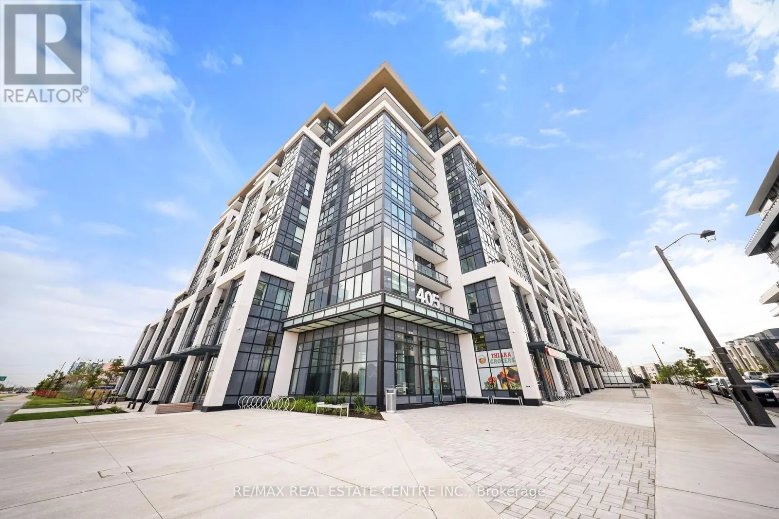 813 - 405 DUNDAS STREET W