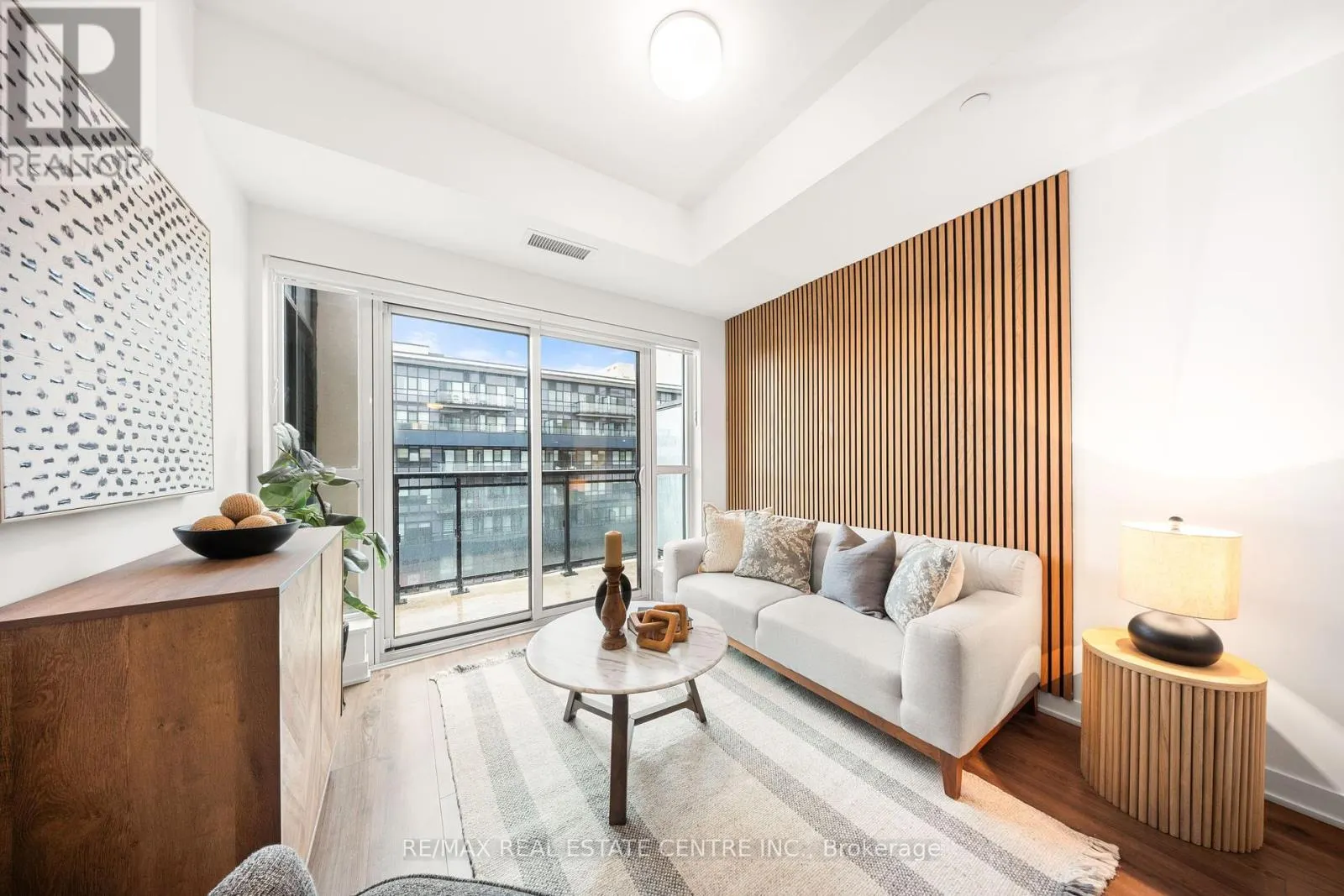 813 - 405 DUNDAS STREET W