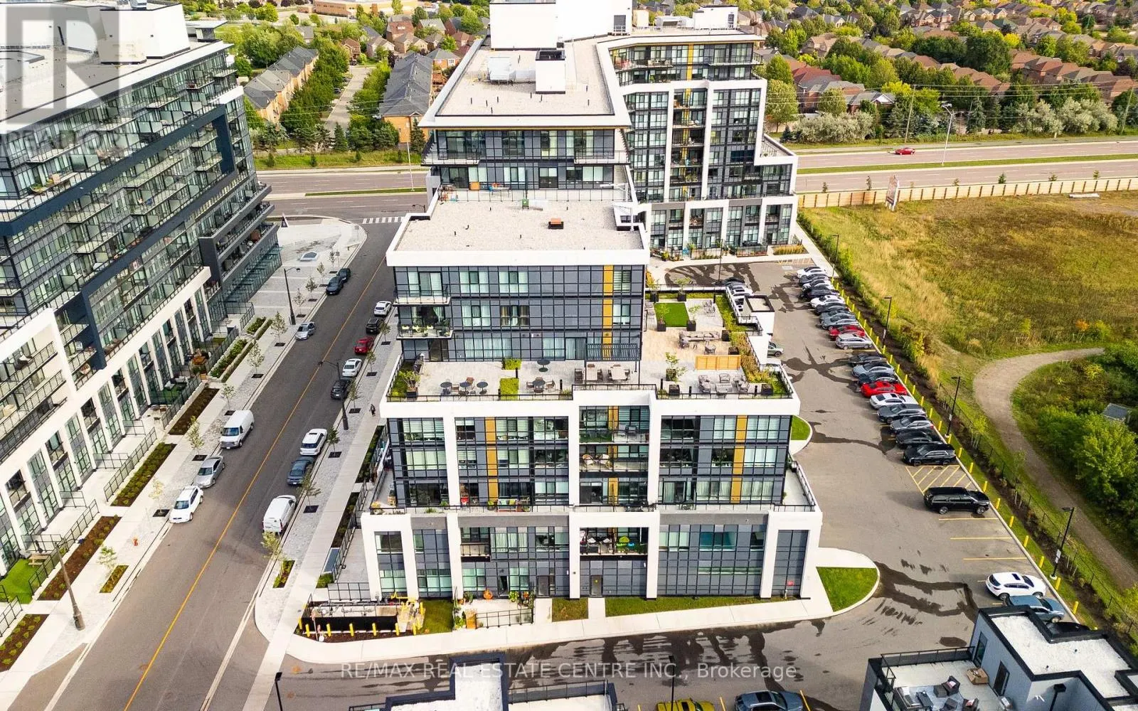 813 - 405 DUNDAS STREET W