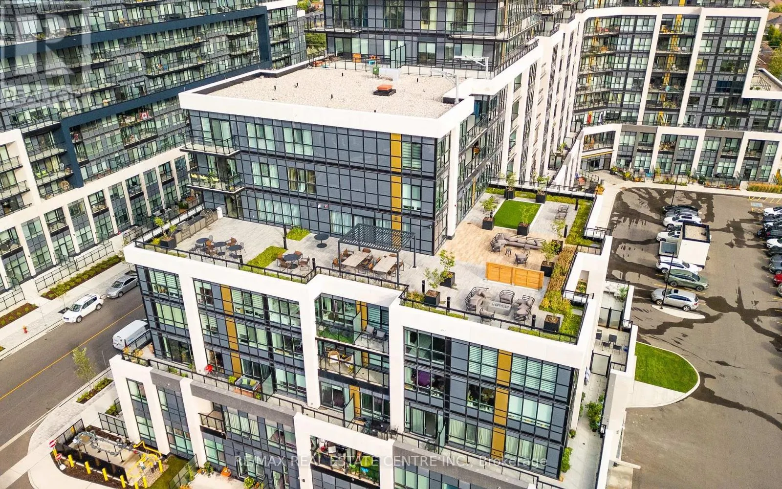 813 - 405 DUNDAS STREET W