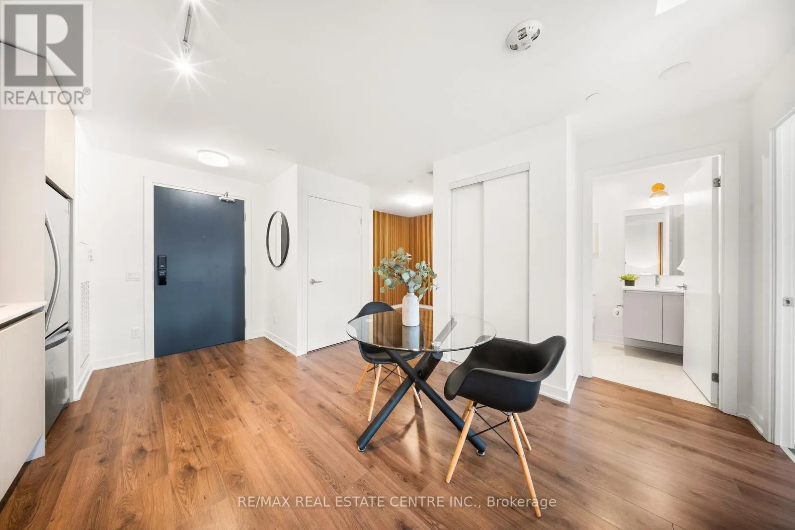 813 - 405 DUNDAS STREET W