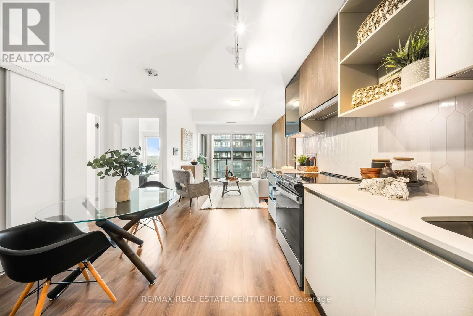 813 - 405 DUNDAS STREET W