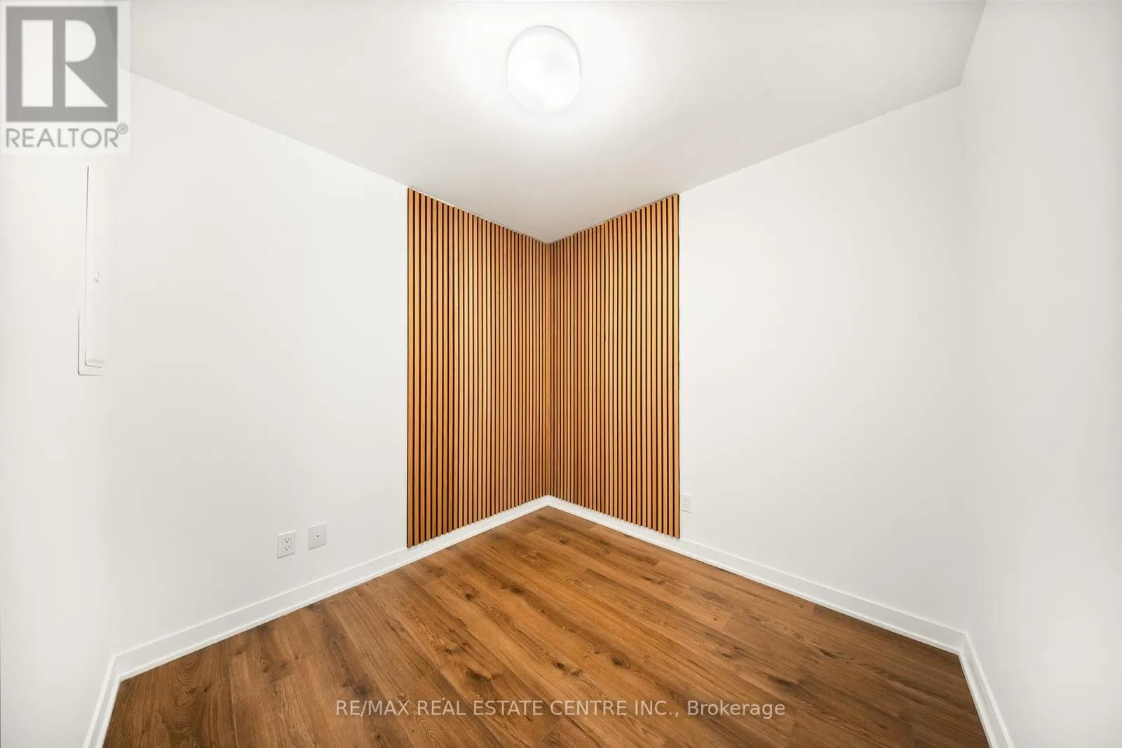 813 - 405 DUNDAS STREET W