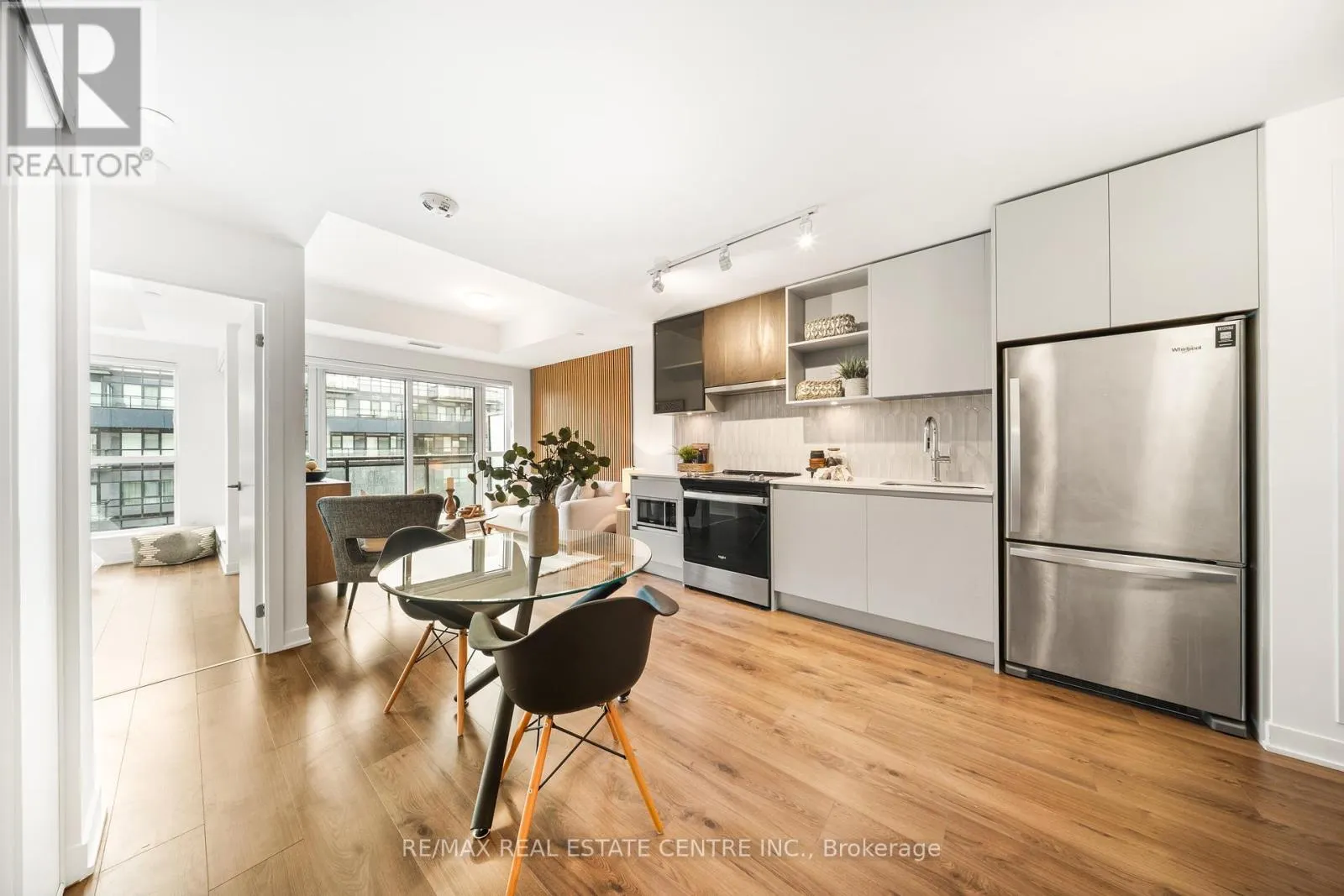 813 - 405 DUNDAS STREET W