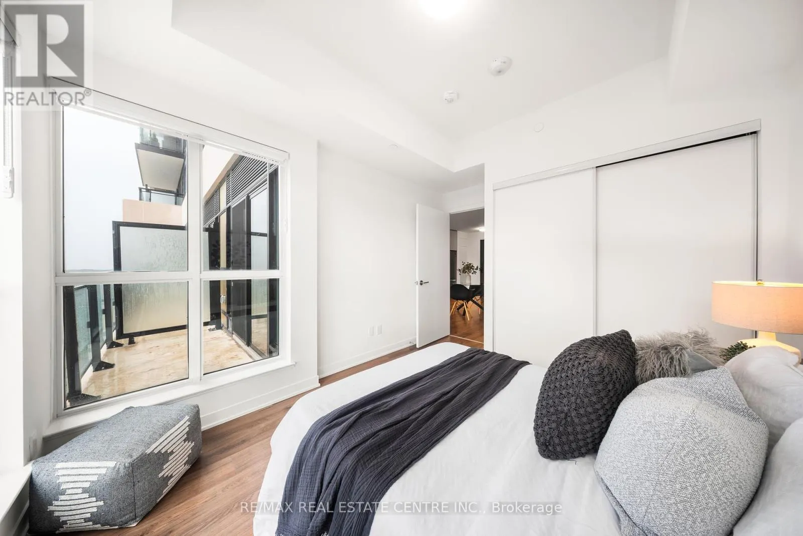 813 - 405 DUNDAS STREET W