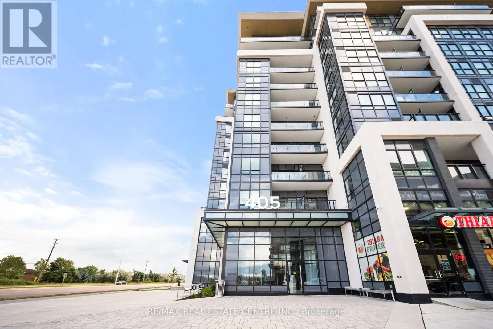 813 - 405 DUNDAS STREET W