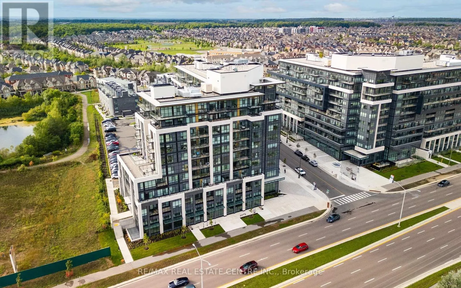 813 - 405 DUNDAS STREET W
