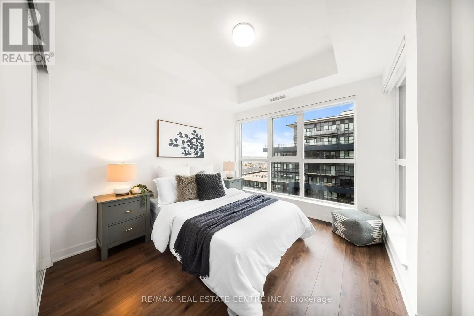 813 - 405 DUNDAS STREET W