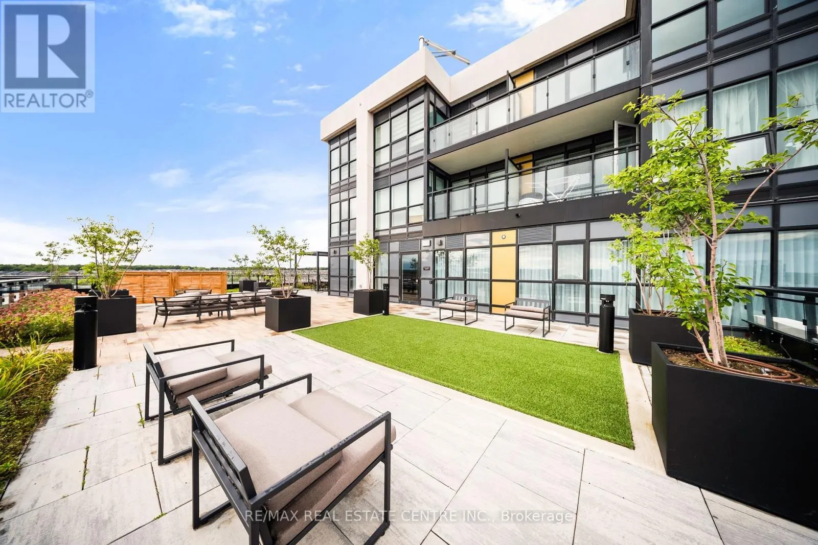 813 - 405 DUNDAS STREET W
