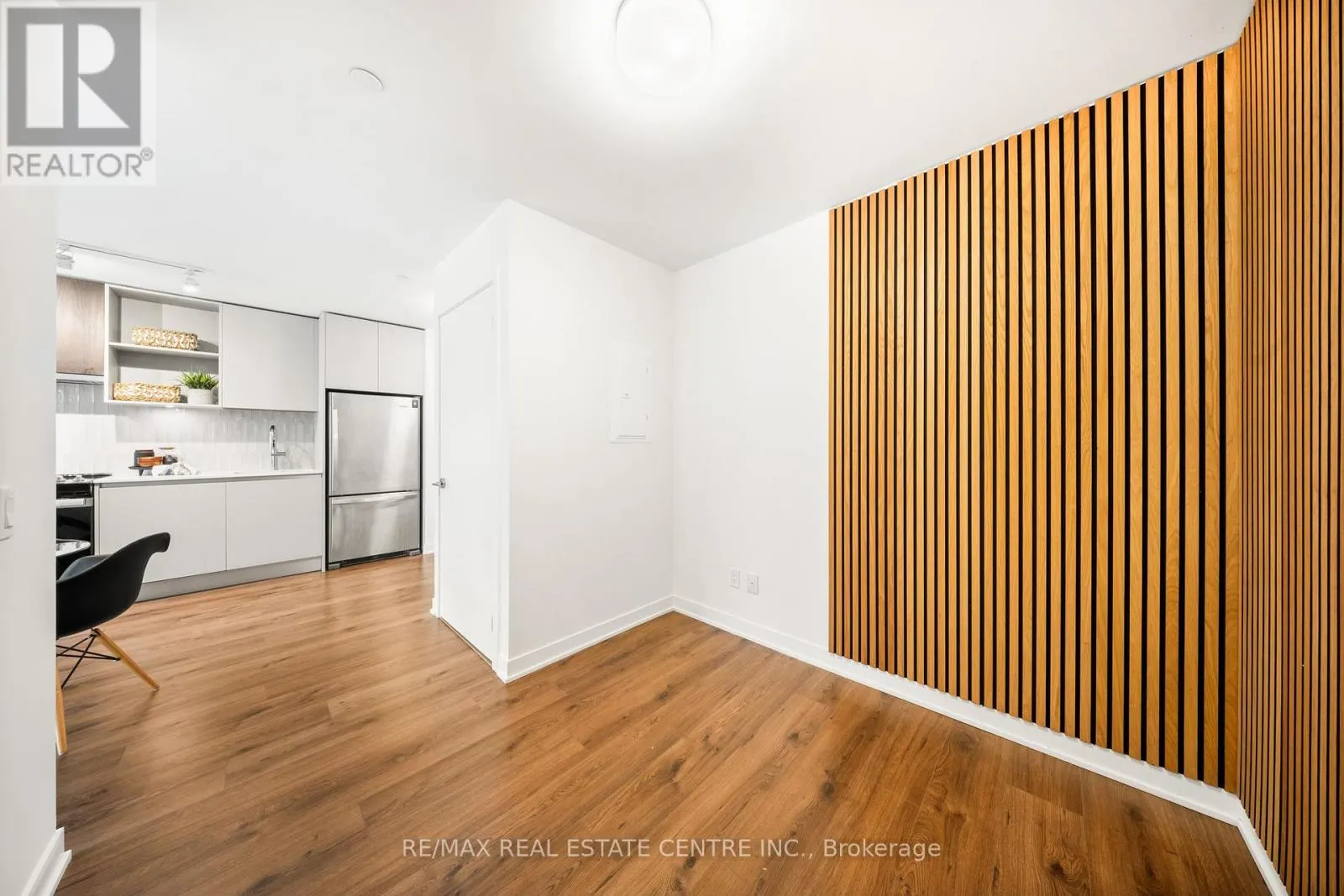 813 - 405 DUNDAS STREET W