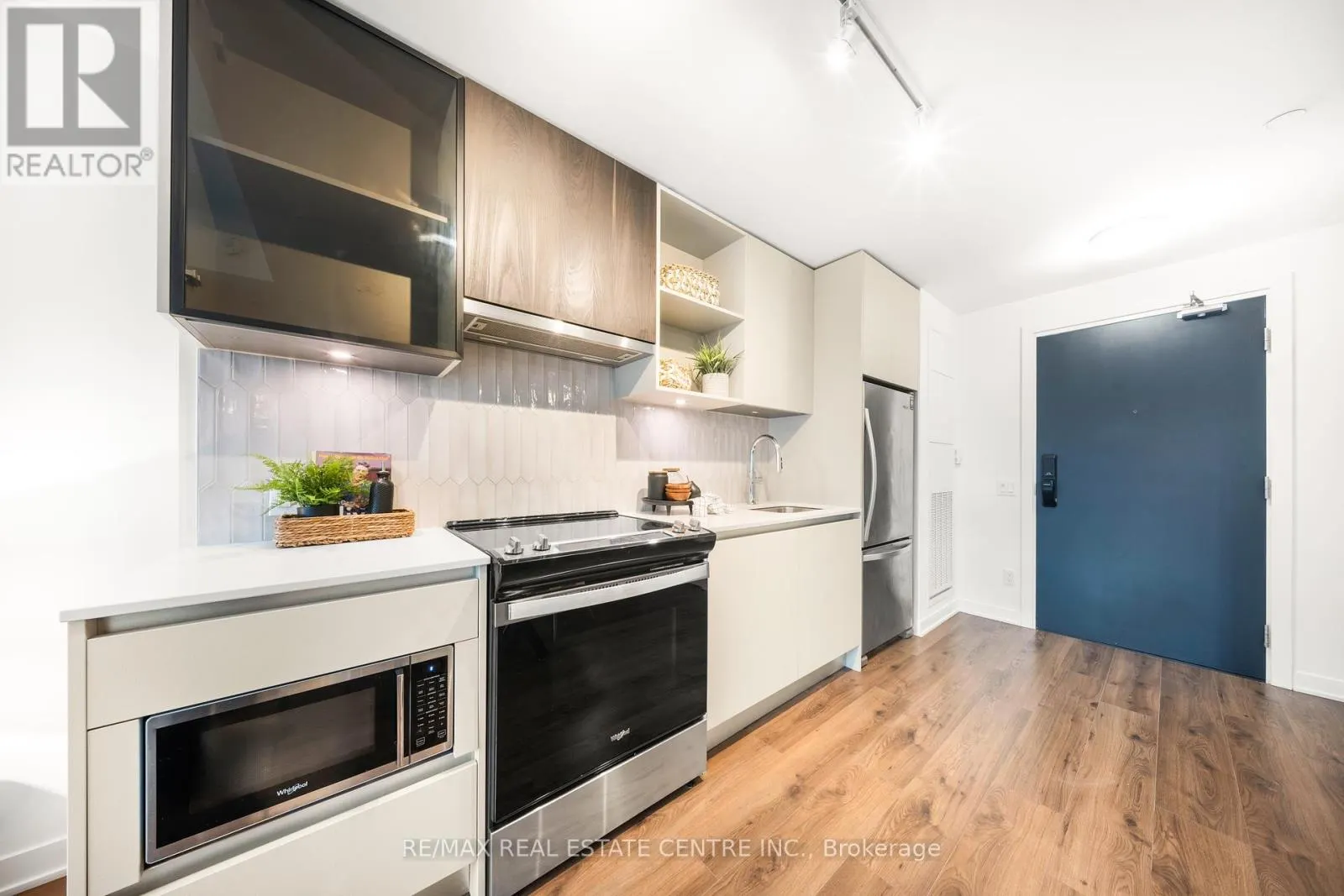 813 - 405 DUNDAS STREET W