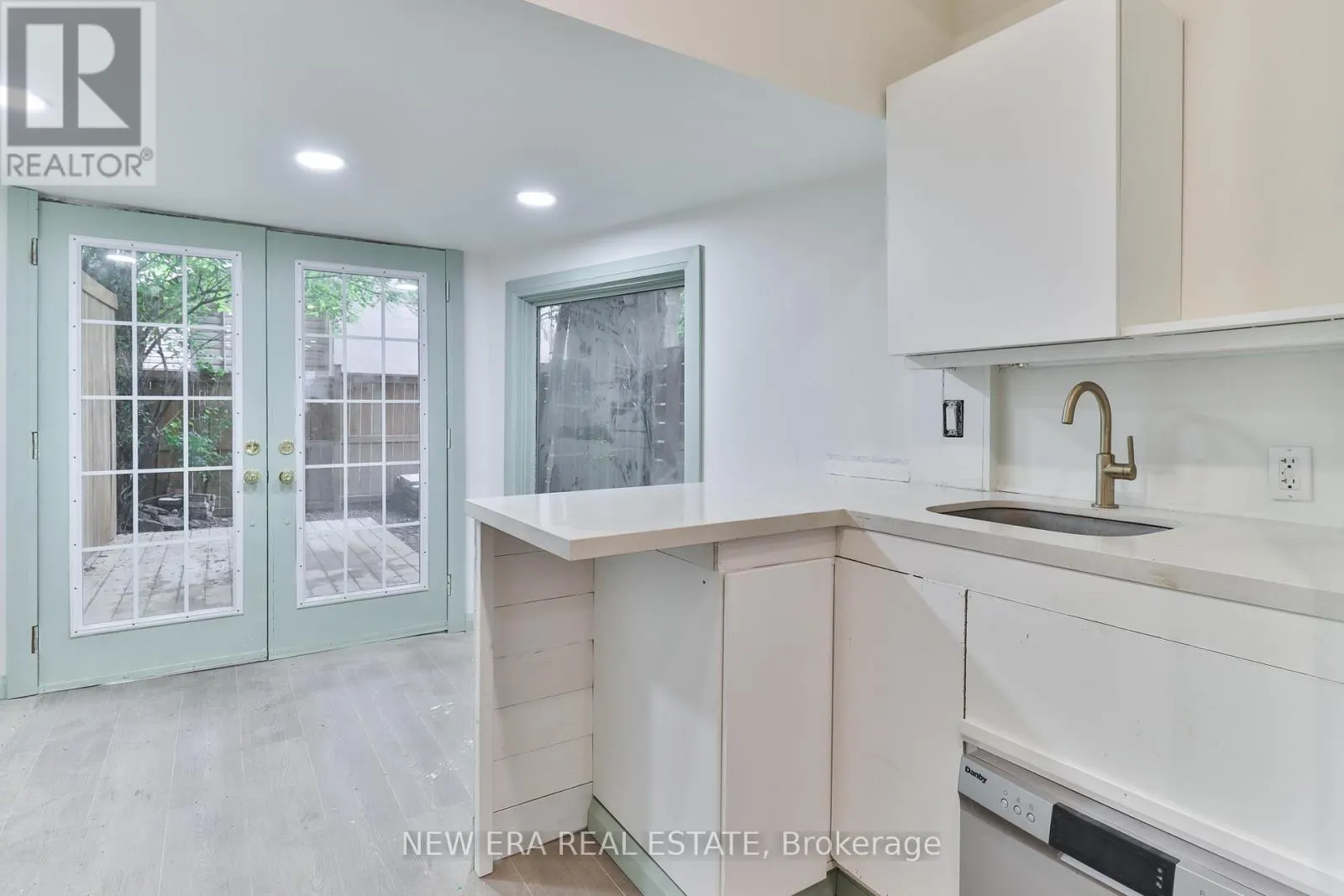 990 DOVERCOURT ROAD