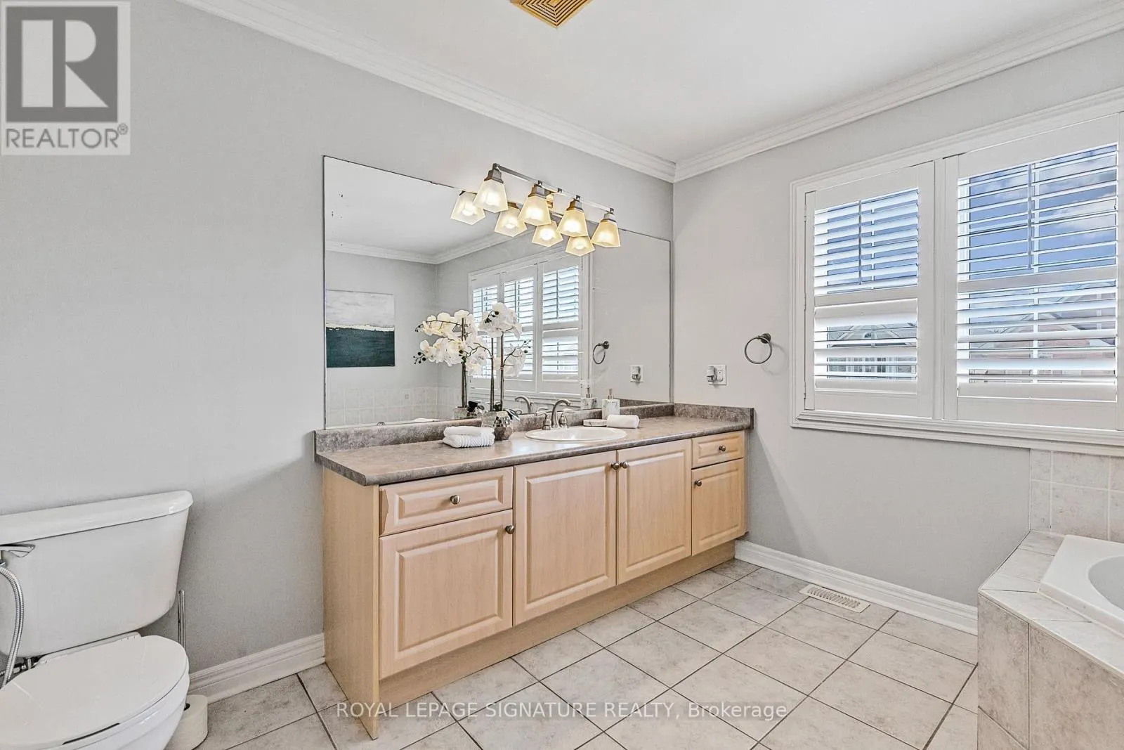 25 - 2295 ROCHESTER CIRCLE