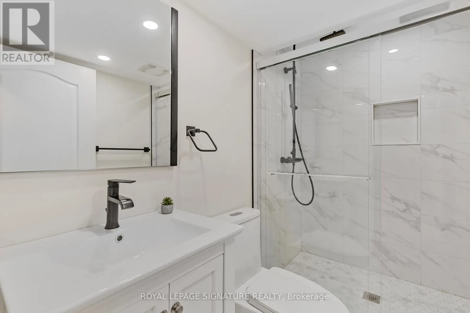 25 - 2295 ROCHESTER CIRCLE