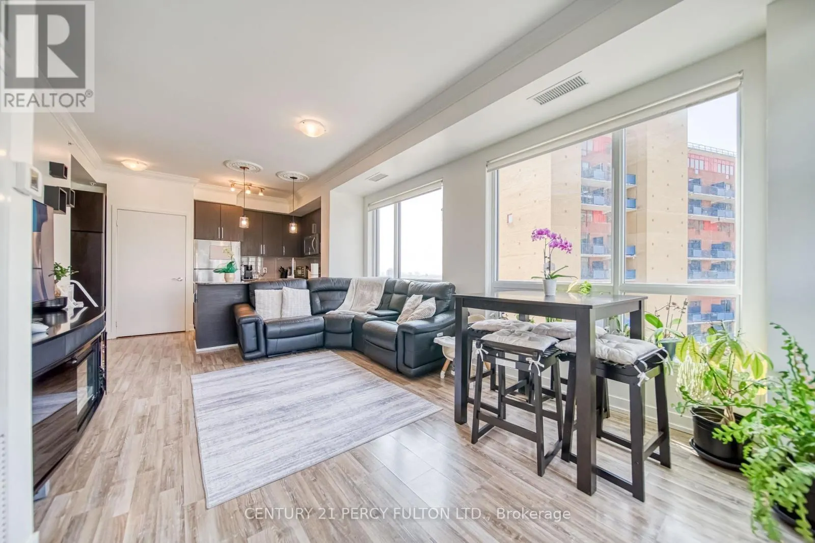 902 - 840 QUEENS PLATE DRIVE
