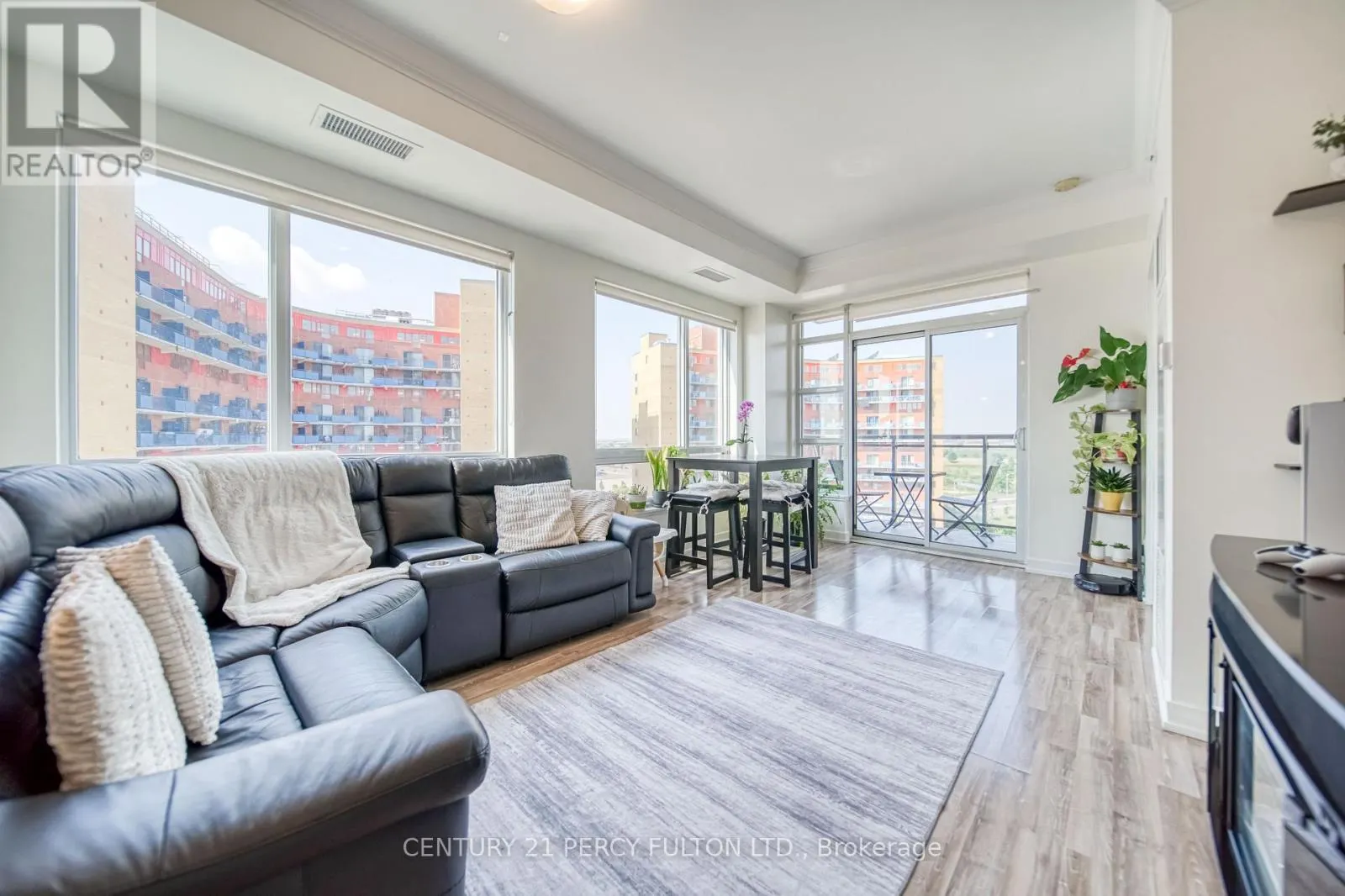 902 - 840 QUEENS PLATE DRIVE
