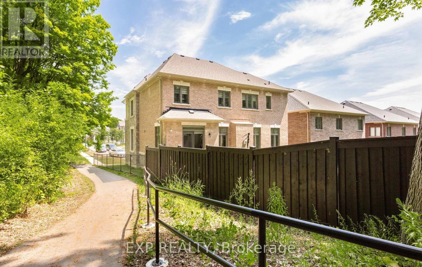 32 DAISY MEADOW CRESCENT