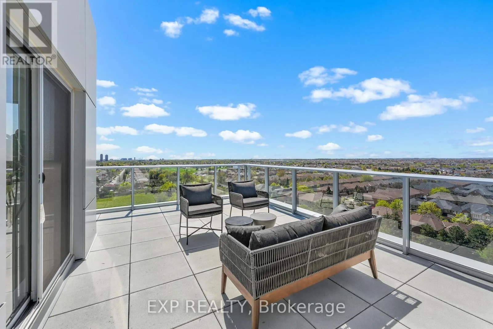 302 - 100 MANETT CRESCENT