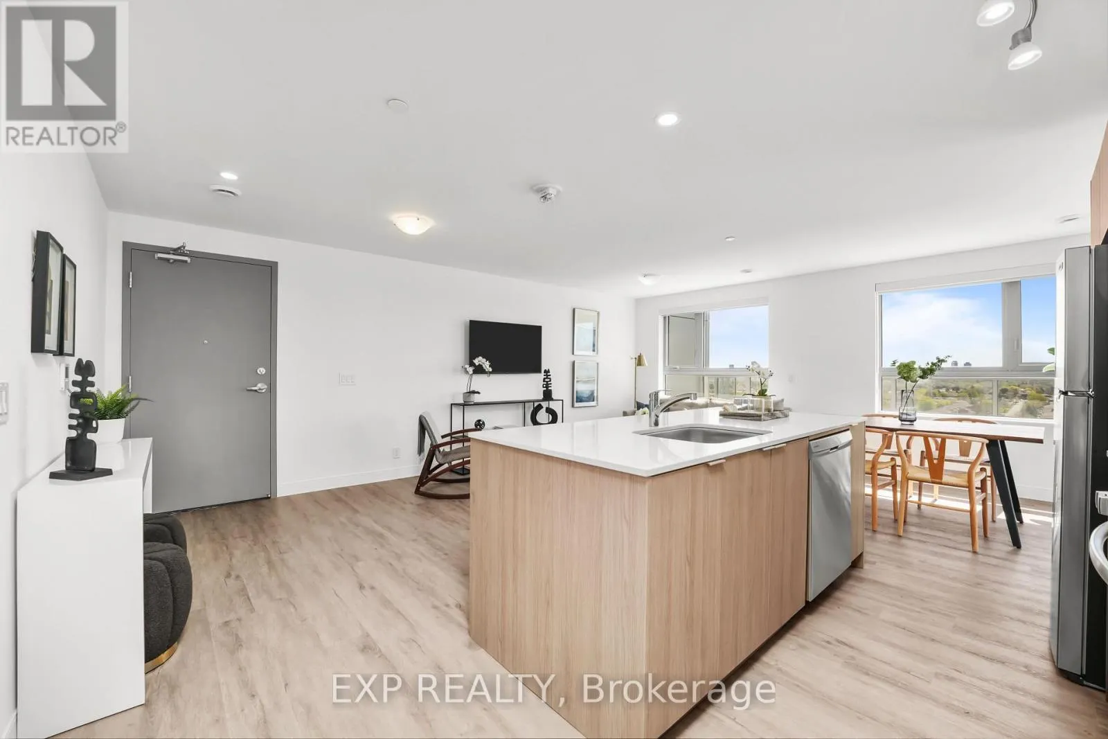 302 - 100 MANETT CRESCENT