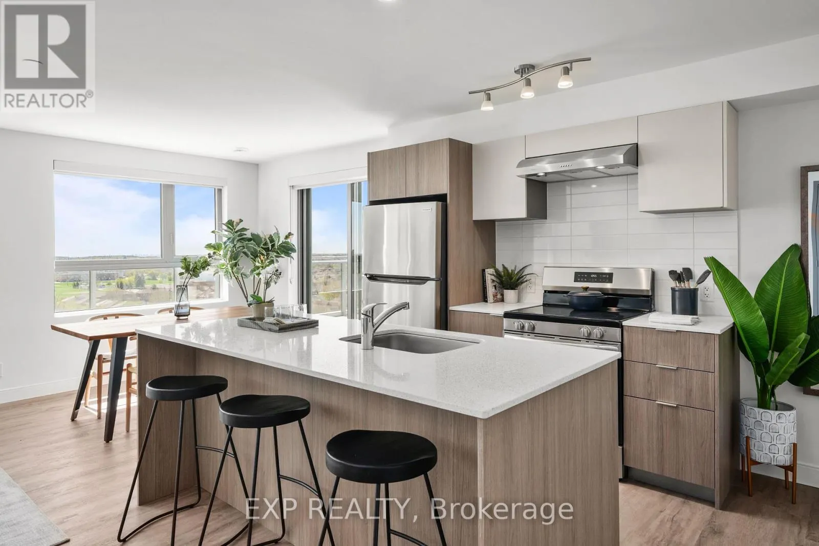 302 - 100 MANETT CRESCENT