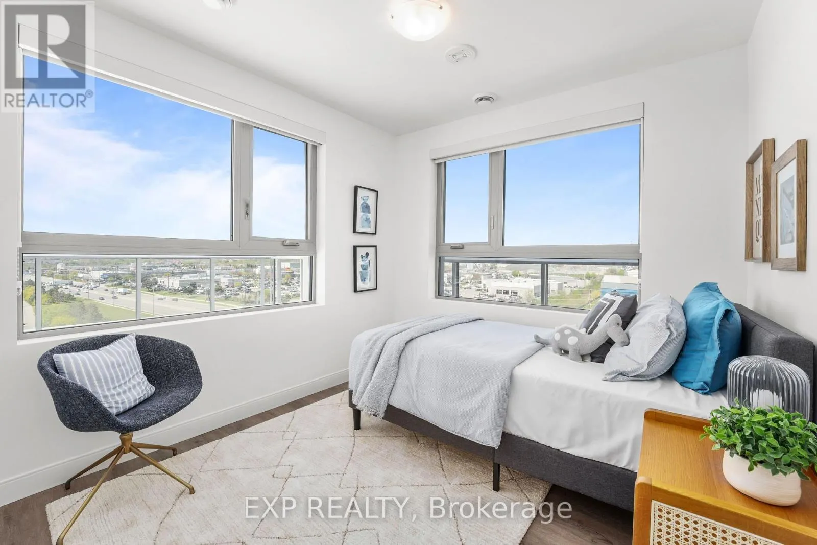 302 - 100 MANETT CRESCENT