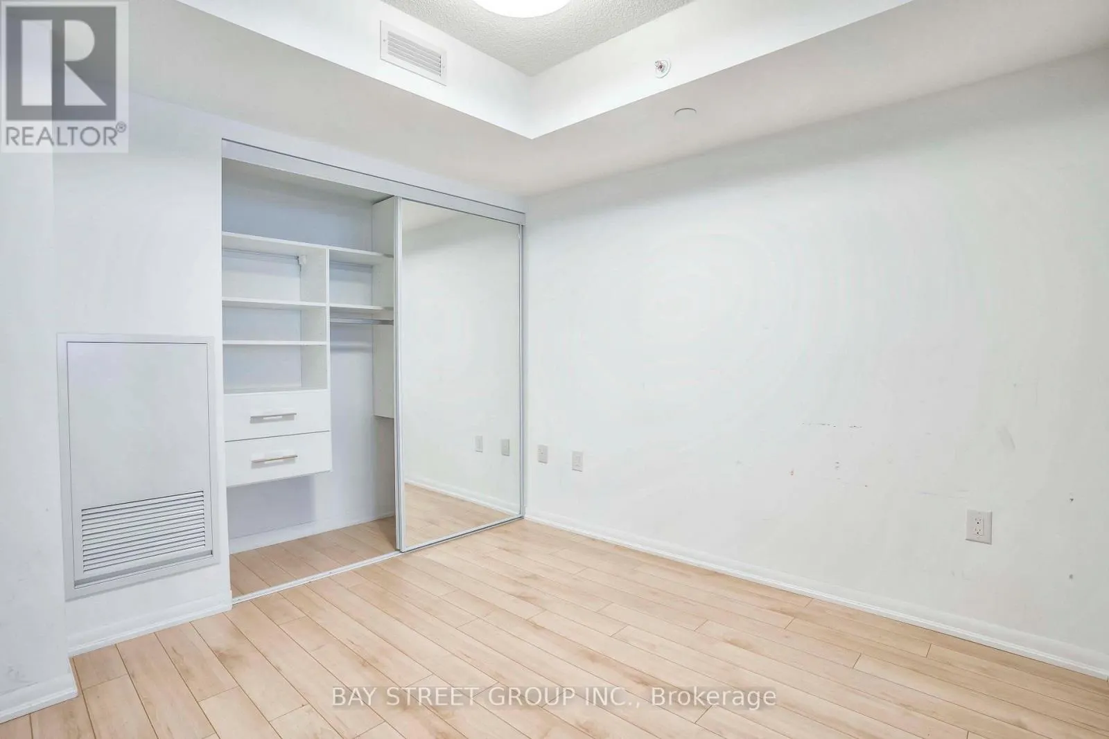 331 - 830 LAWRENCE AVE AVENUE W