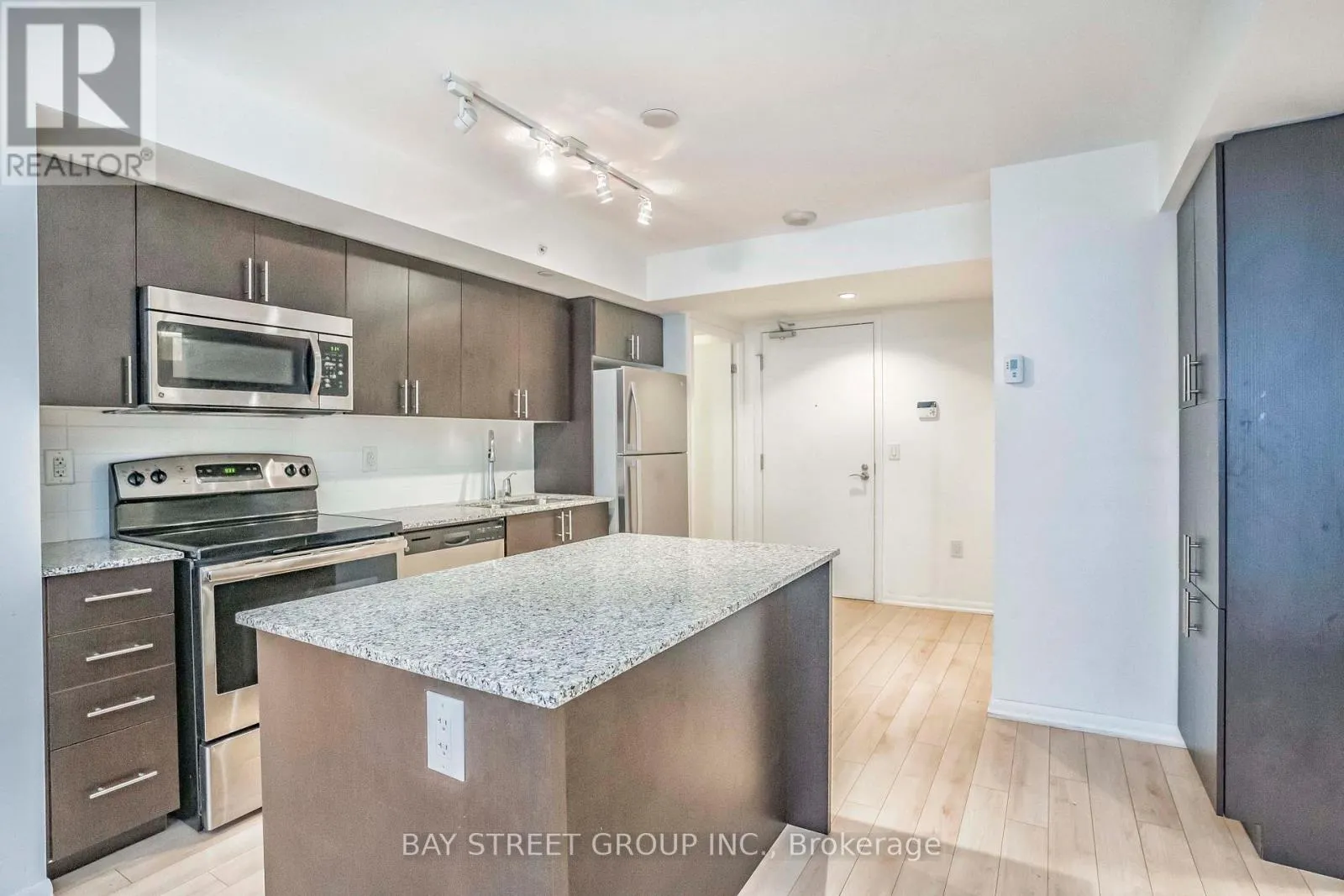 331 - 830 LAWRENCE AVE AVENUE W