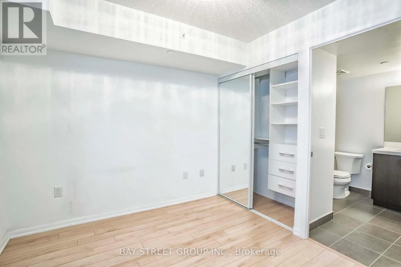 331 - 830 LAWRENCE AVE AVENUE W