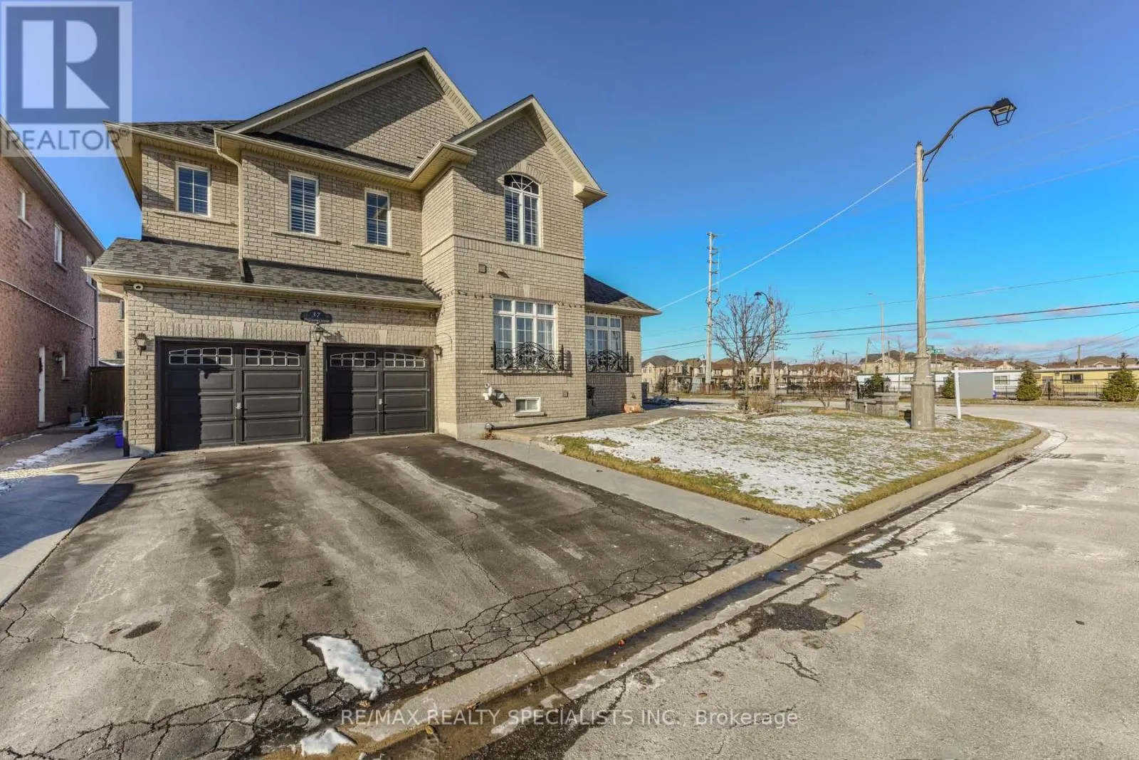 37 BLUFFWOOD CRESCENT